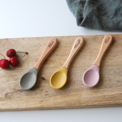Set repas bébé : Assiette et cuillère en bois personnalisable en bois de hêtre et silicone alimentaire.